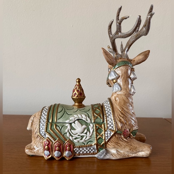 Excellent like new Fritz & Floyd Gregorian Santa Deer Lidded Box. - Picture 5 of 6
